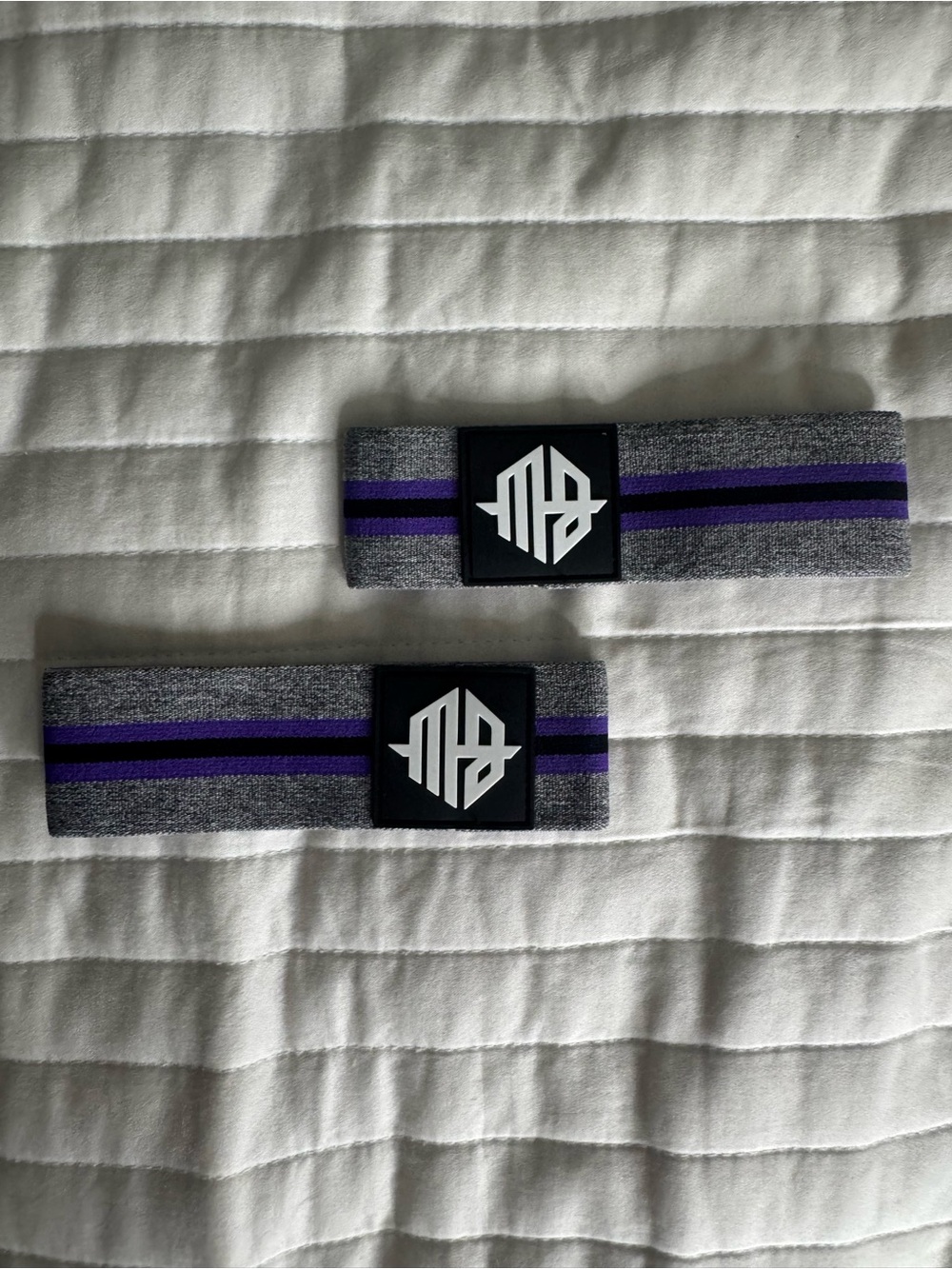 BREEDWELL Performance Elastic Arm Bands in Purple and Gray - Picture 3 of 5